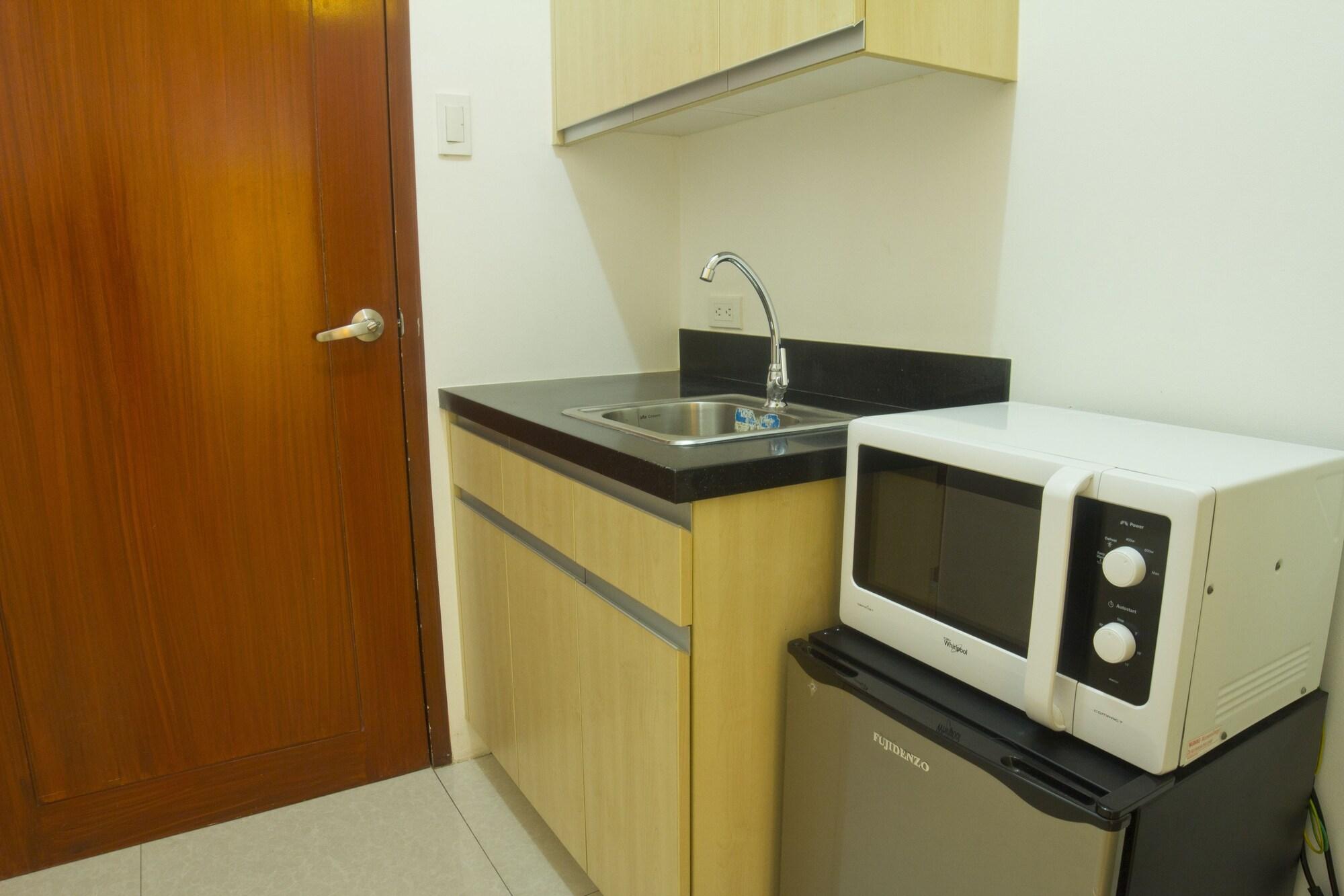 Oyo 893 Dian Suites Makati Manila Dış mekan fotoğraf