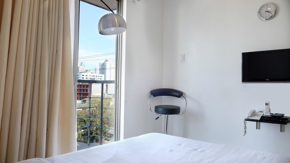 Oyo 893 Dian Suites Makati Manila Dış mekan fotoğraf